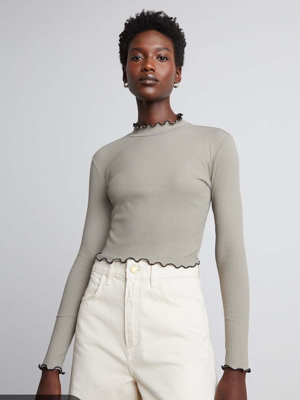WHO WHAT WEAR COLLECTION
Frankie Ribbed Lettuce Edge Turtleneck Size Small